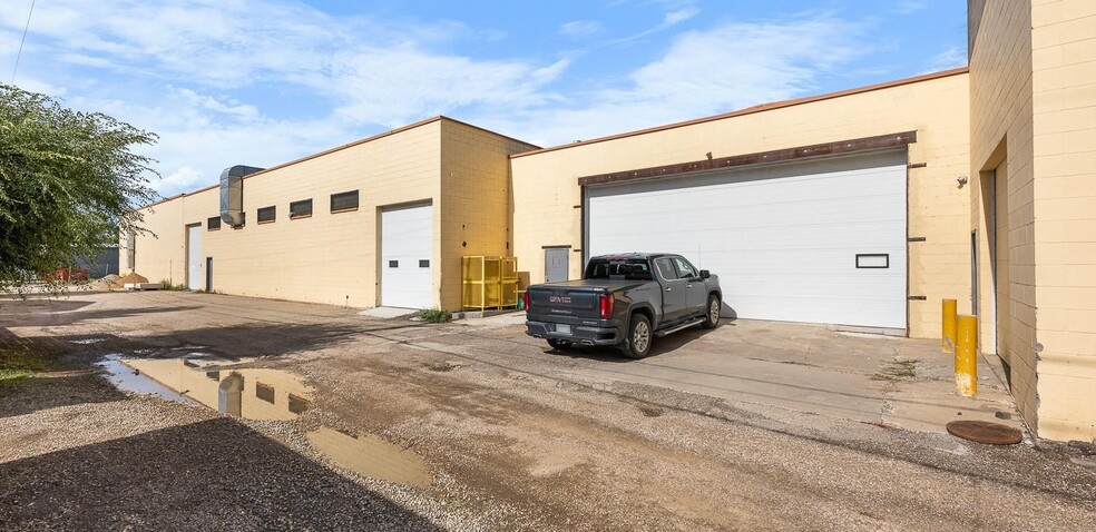 461 Athabasca St E, Moose Jaw, SK for lease - Primary Photo - Image 1 of 18