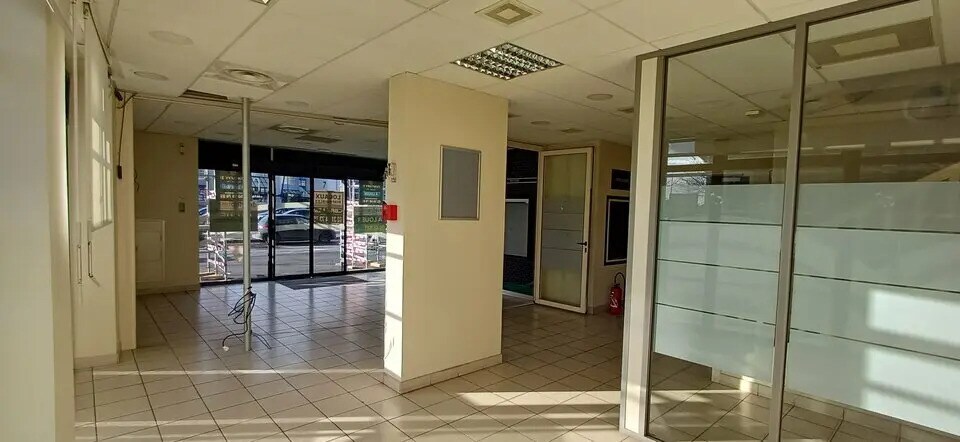 Office in Caen for lease - Building Photo - Image 2 of 11