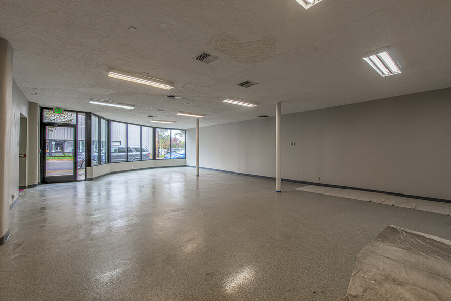 960-990 Commercial St SE, Salem, OR for lease - Interior Photo - Image 2 of 7