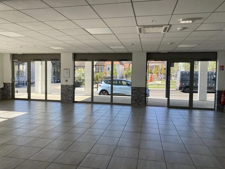 9 Place Bacchus, Les Avenières Veyrins-Thuellin for lease - Lobby - Image 3 of 6