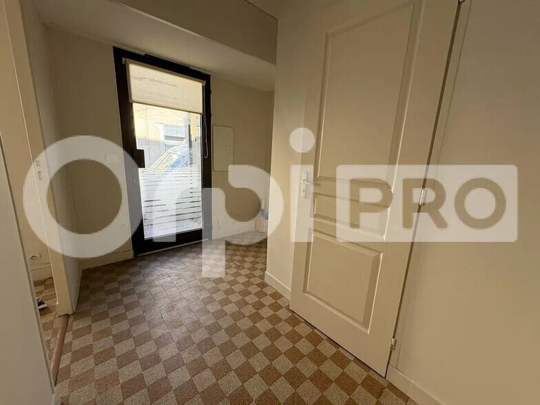 Retail in Mandres-les-Roses for lease - Interior Photo - Image 3 of 5