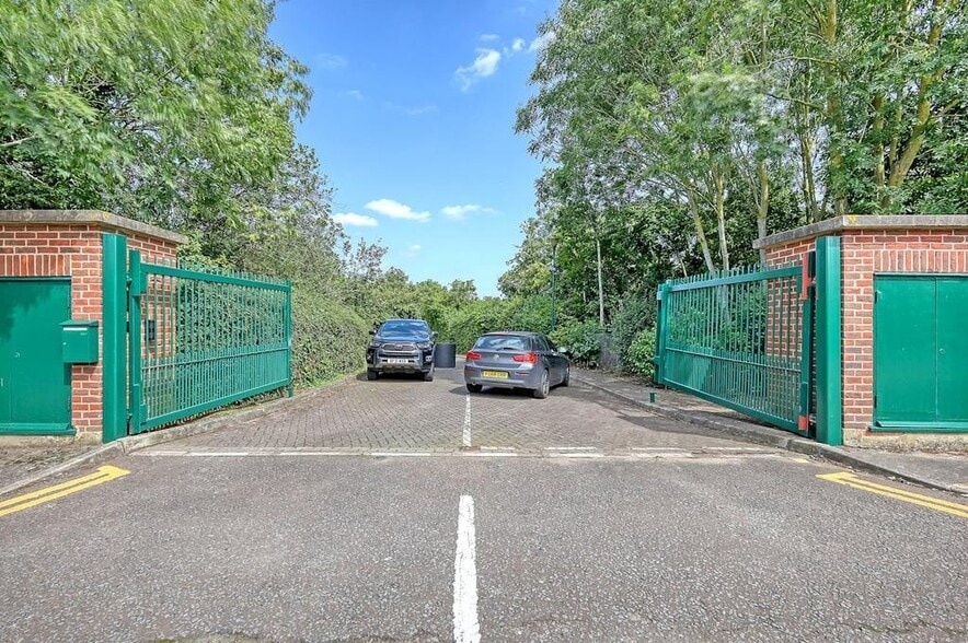 265 The Ridgeway, Harrow for lease - Building Photo - Image 1 of 19