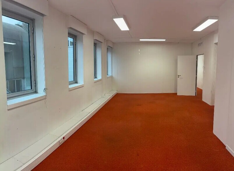 Office in Lyon for lease - Interior Photo - Image 3 of 6