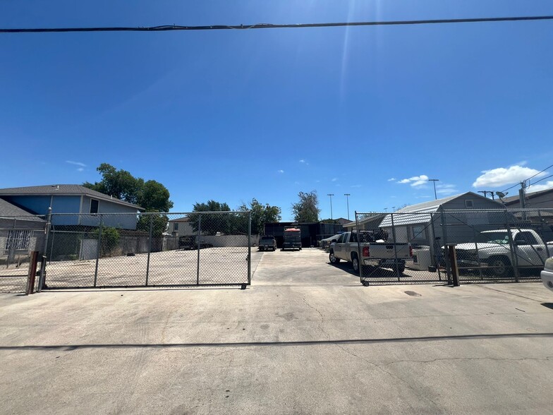 2307 Davis Ave, Laredo, TX for sale - Building Photo - Image 2 of 18