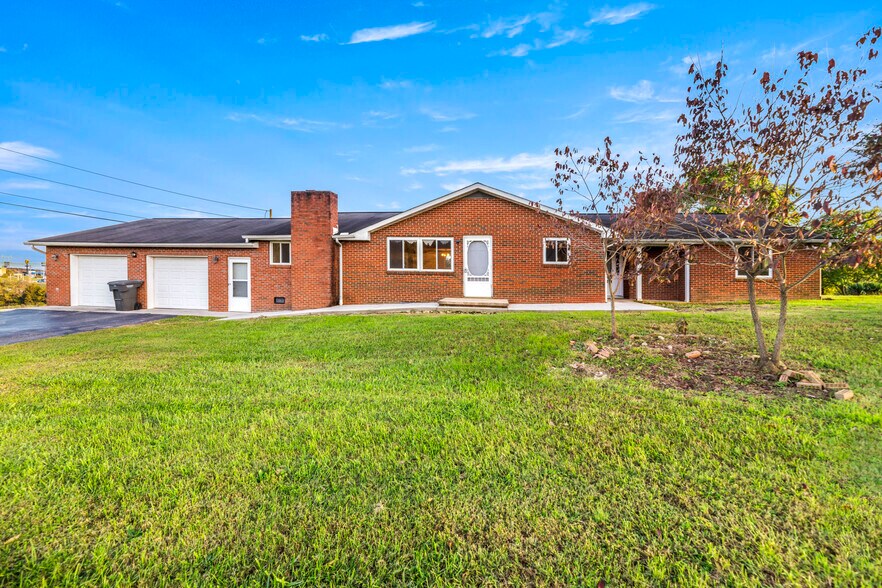 310 Goose Creek Rd, Dandridge, TN for sale - Primary Photo - Image 1 of 49