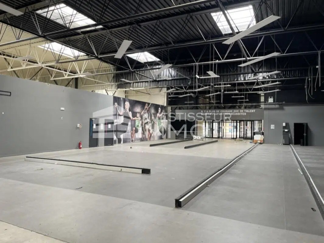 Retail in Savigny-le-Temple for lease Interior Photo- Image 1 of 6