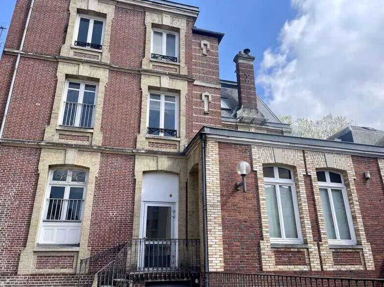 Office in Rouen for lease - Building Photo - Image 2 of 7