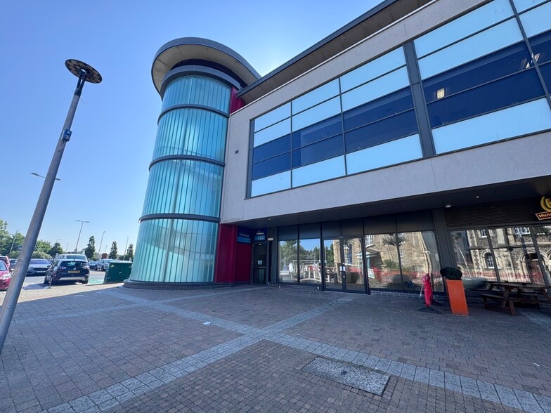 Park St, Llanelli for lease - Building Photo - Image 2 of 9