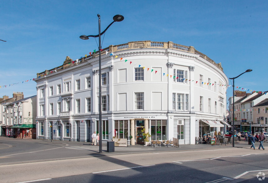 The Square, Barnstaple for lease - Primary Photo - Image 1 of 6