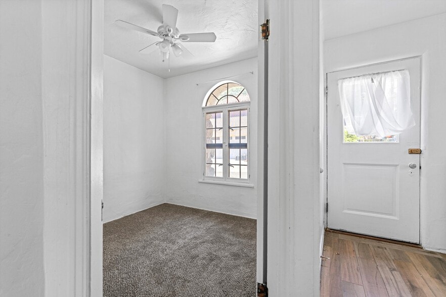 17539 Elizabeth Lake Rd, Lake Hughes, CA for sale - Interior Photo - Image 2 of 36