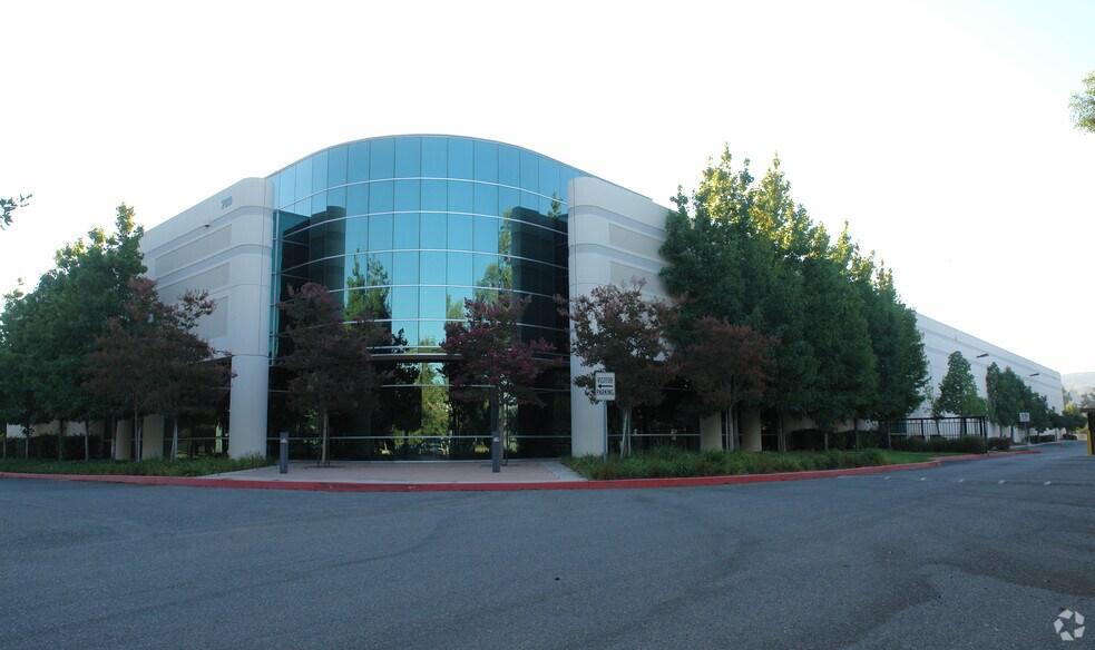 709 Science Dr, Moorpark, CA for lease - Building Photo - Image 3 of 15