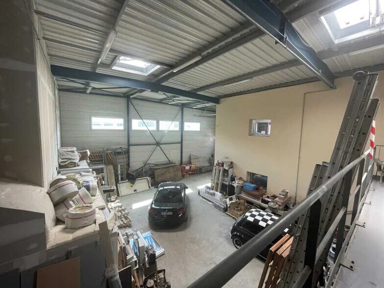 Office in Allonne for lease - Interior Photo - Image 3 of 9