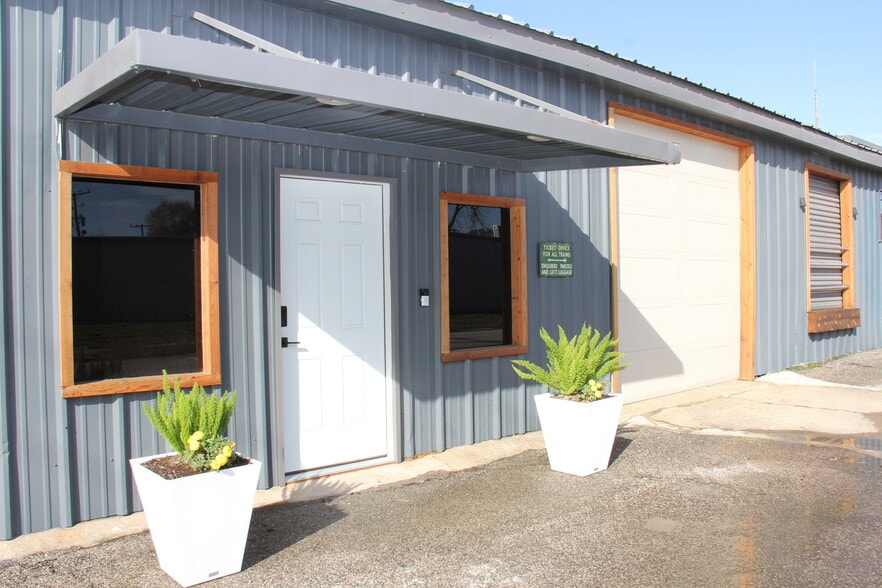 98 Avenue A, Conroe, TX for lease - Building Photo - Image 1 of 35