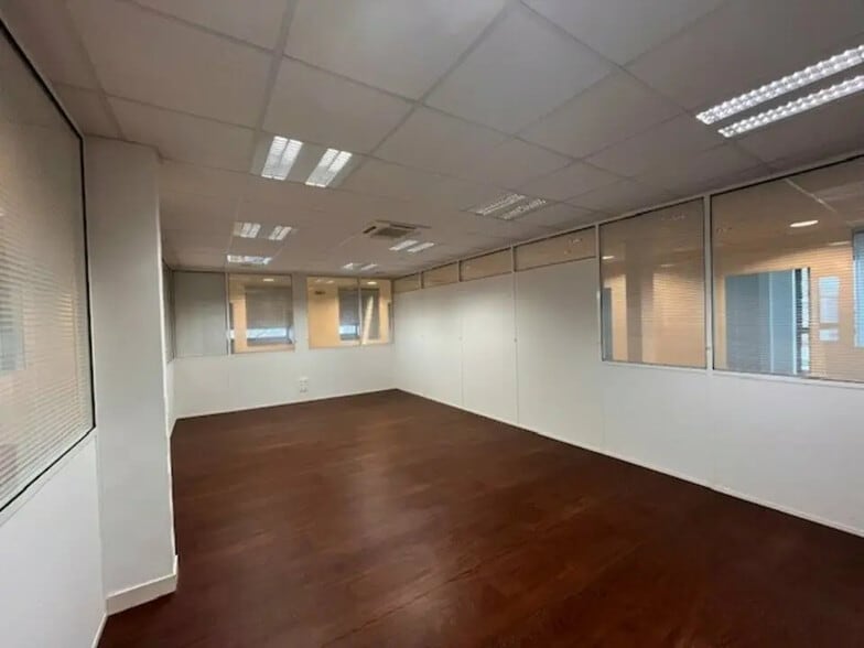 Office in Vannes for lease - Interior Photo - Image 3 of 5