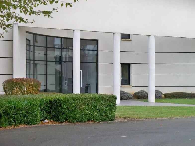 Office in Chartres for lease - Building Photo - Image 1 of 3