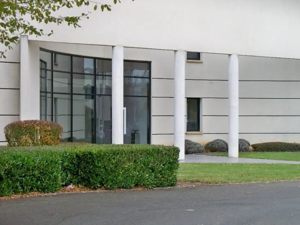 Office in Chartres for lease Building Photo- Image 1 of 4