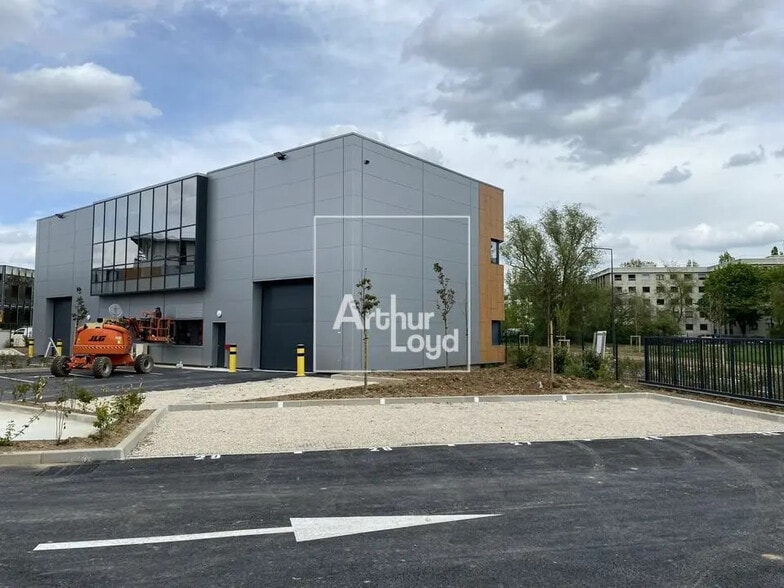 Flex in Grigny for lease - Building Photo - Image 3 of 5