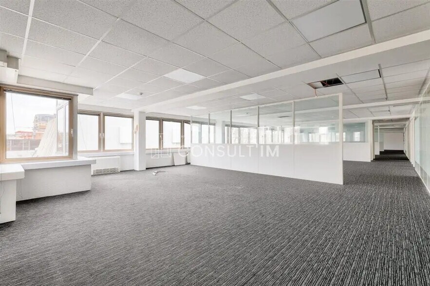 Office in Malakoff for lease - Building Photo - Image 2 of 9