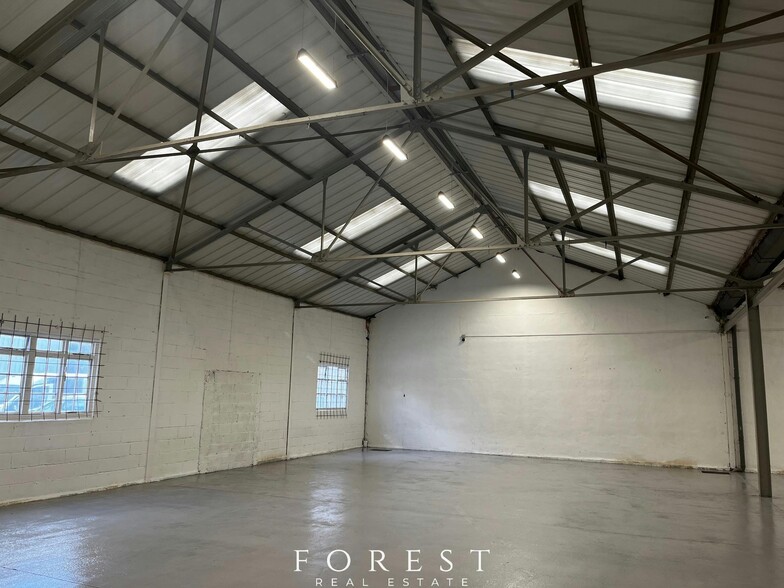 6 Greycaine Rd, Watford for lease - Building Photo - Image 2 of 9