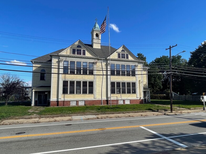 819 Providence St, West Warwick, RI for sale - Primary Photo - Image 1 of 1