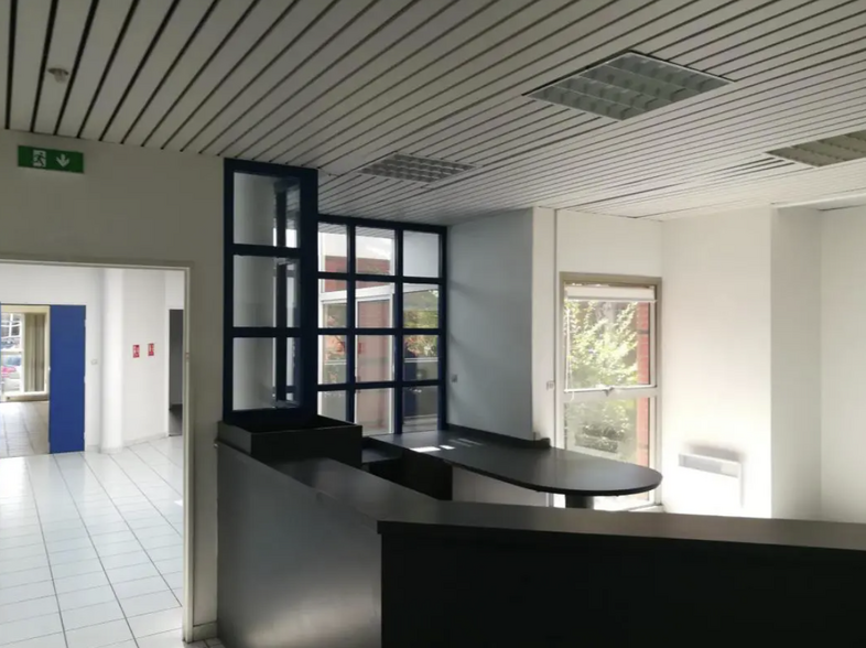 1 Rue Blaise Pascal, Trappes for sale - Interior Photo - Image 3 of 6