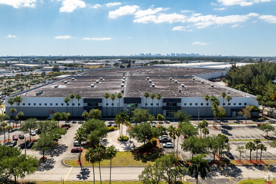 6301 E 10th Ave, Hialeah, FL for lease - Building Photo - Image 3 of 7