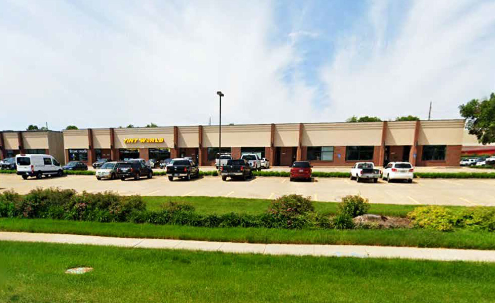 3934 NW Urbandale Dr, Urbandale, IA for lease Building Photo- Image 1 of 12