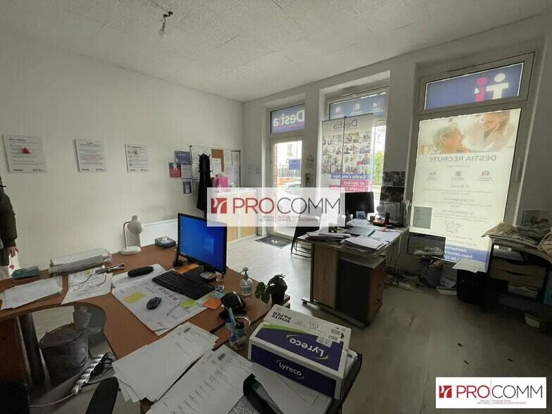 Retail in Chartres for lease - Interior Photo - Image 1 of 5