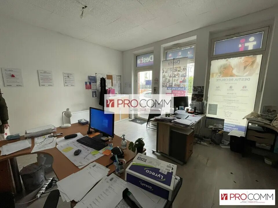 Retail in Chartres for lease Interior Photo- Image 1 of 6