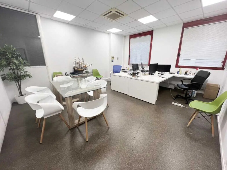 Office in Créteil for lease - Interior Photo - Image 2 of 6
