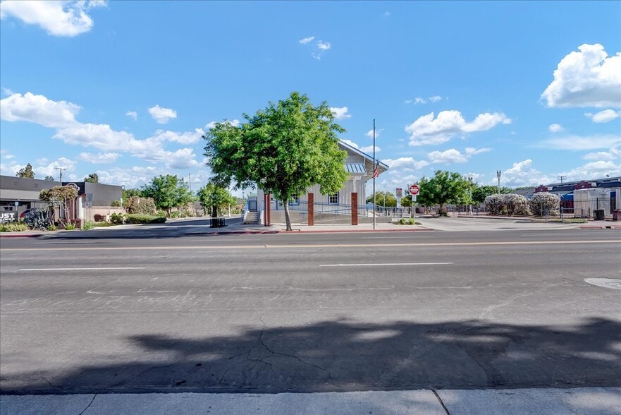 504 W 7th St, Hanford, CA for sale - Building Photo - Image 3 of 32