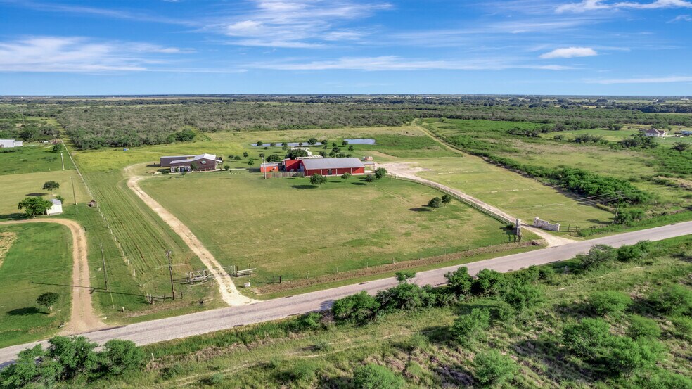 2683 Old Highway, Inez, TX 77968