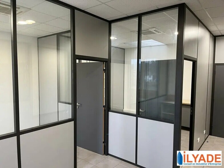 Office in Meyreuil for lease - Interior Photo - Image 3 of 6