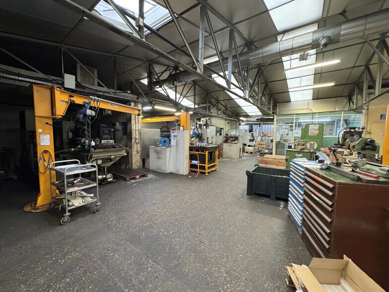 Flex in Presles for sale - Building Photo - Image 2 of 28