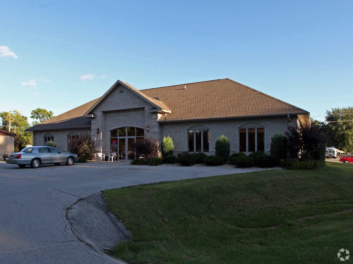 1718 School Ln, Suamico, WI 54173