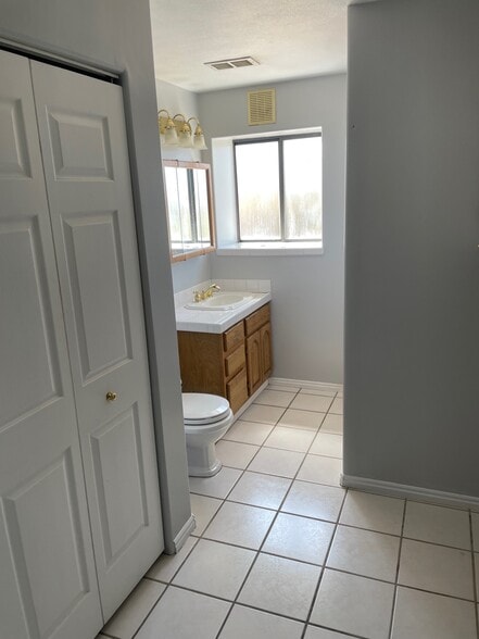 2052 Wasatch Rd, Evanston, WY for sale - Interior Photo - Image 2 of 18