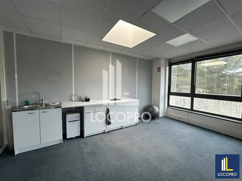 Office in SOPHIA ANTIPOLIS for lease - Interior Photo - Image 2 of 7