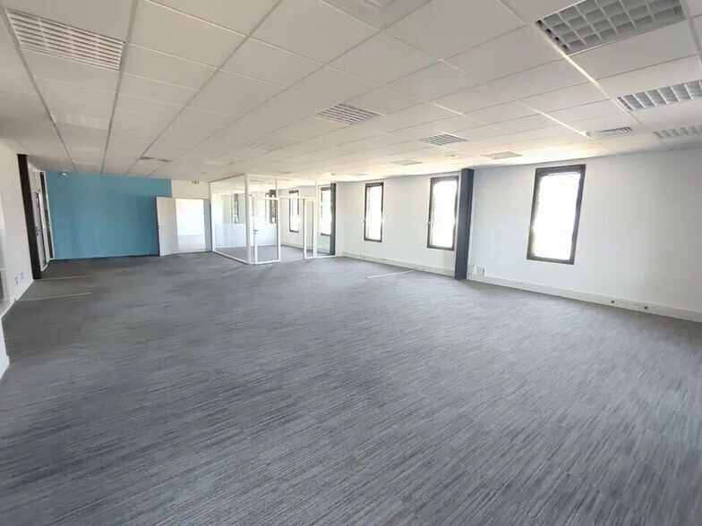 Office in Vaulx-Milieu for lease - Interior Photo - Image 1 of 13