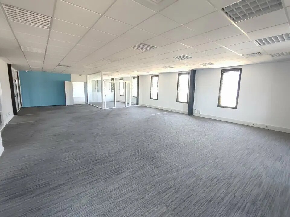 Office in Vaulx-Milieu for lease Interior Photo- Image 1 of 14