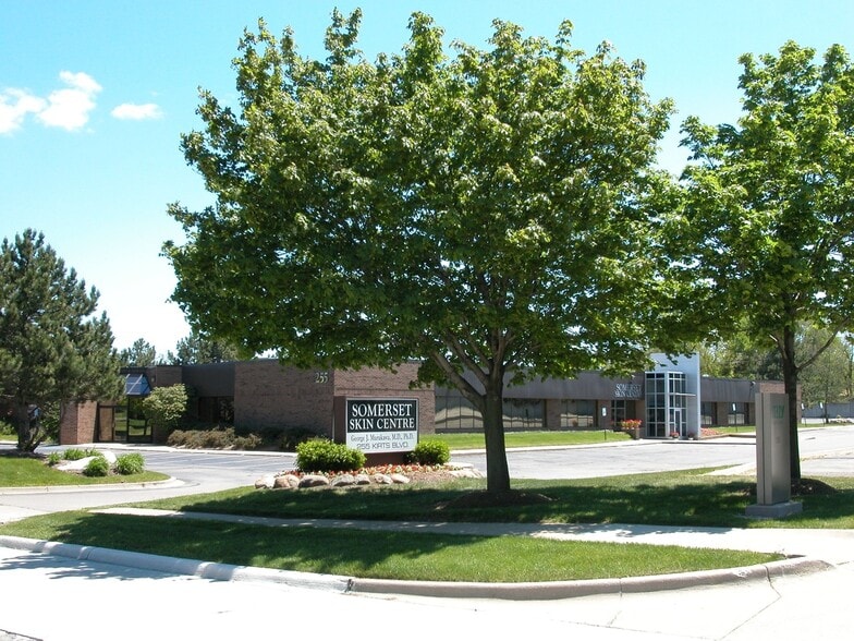 255 Kirts Blvd, Troy, MI for lease - Building Photo - Image 2 of 9