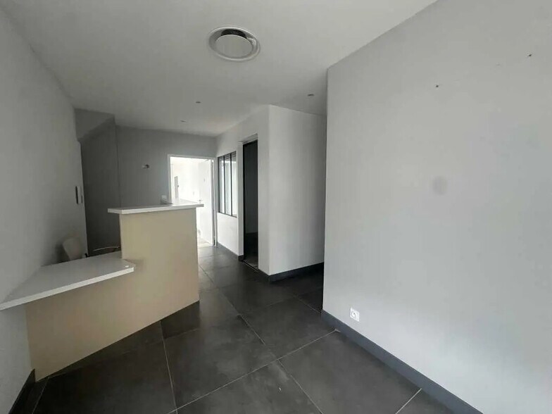 Retail in Bordeaux for lease - Interior Photo - Image 1 of 8