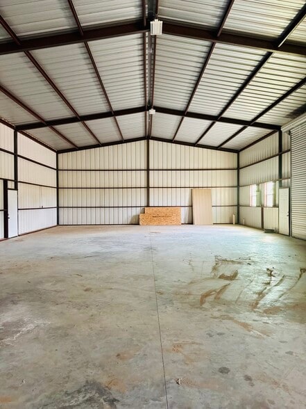12500 US-183 Hwy, Luling, TX for lease - Building Photo - Image 2 of 13