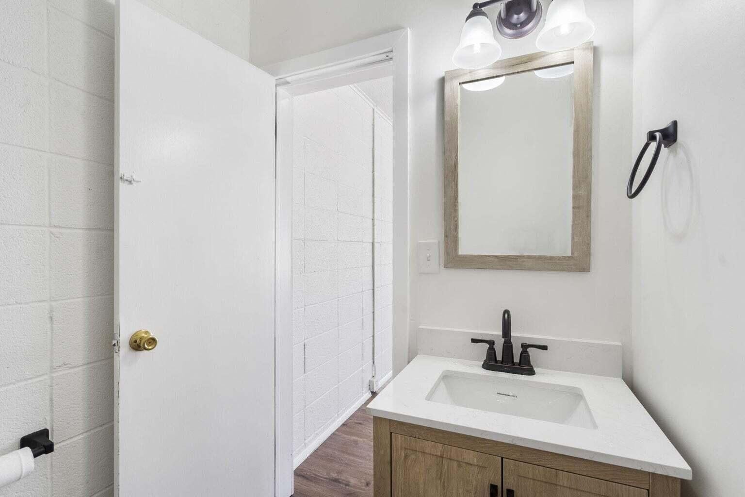 1464 E Commercial St, Springfield, MO for lease Interior Photo- Image 1 of 4