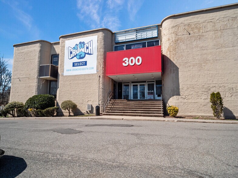 300 W Service Rd, Staten Island, NY for sale - Building Photo - Image 1 of 1
