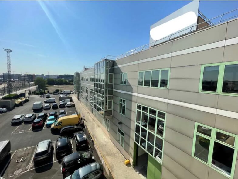 Office in Pantin for lease - Building Photo - Image 1 of 15