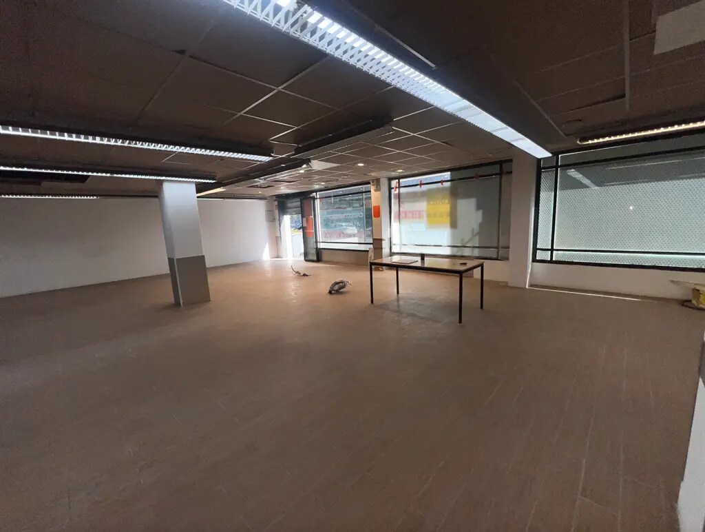 Retail in Boulogne-Billancourt for lease Interior Photo- Image 1 of 6