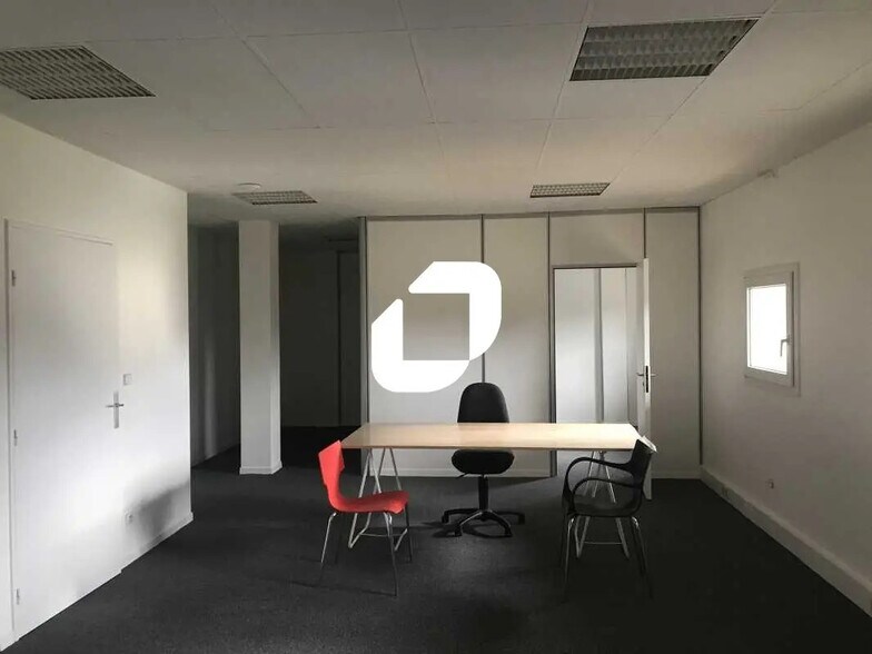 155 Rue Du Président Roosevelt, Saint-Germain-en-Laye for lease - Interior Photo - Image 2 of 5