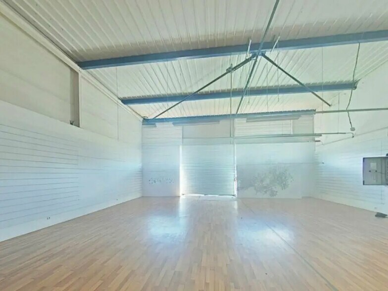 Flex in Montbéliard for lease - Interior Photo - Image 3 of 6