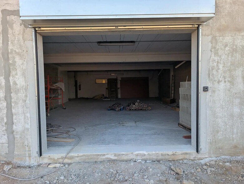 Industrial in Vitrolles for lease - Interior Photo - Image 2 of 3