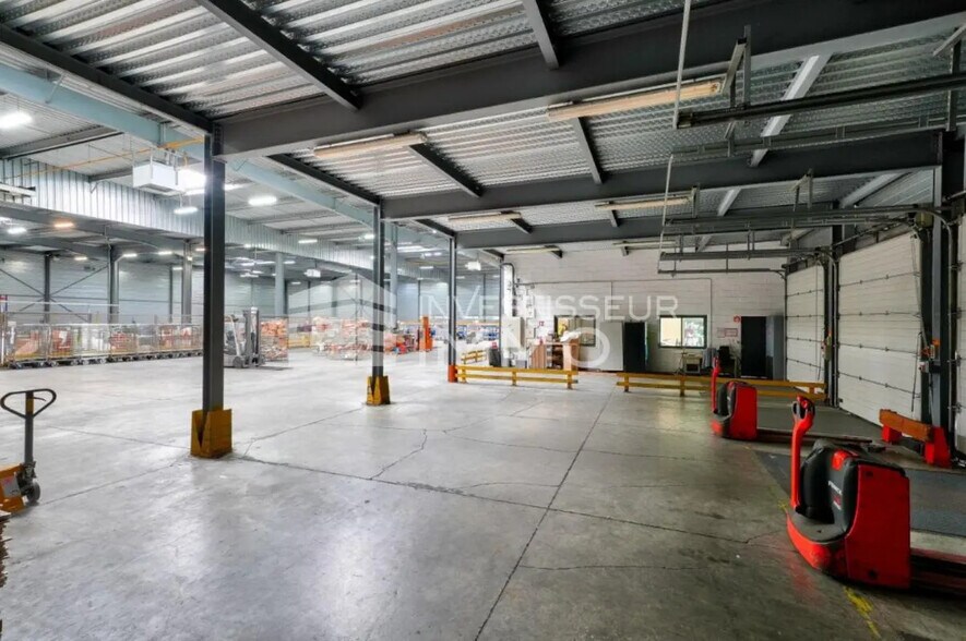 Flex in Villeparisis for lease - Interior Photo - Image 2 of 6